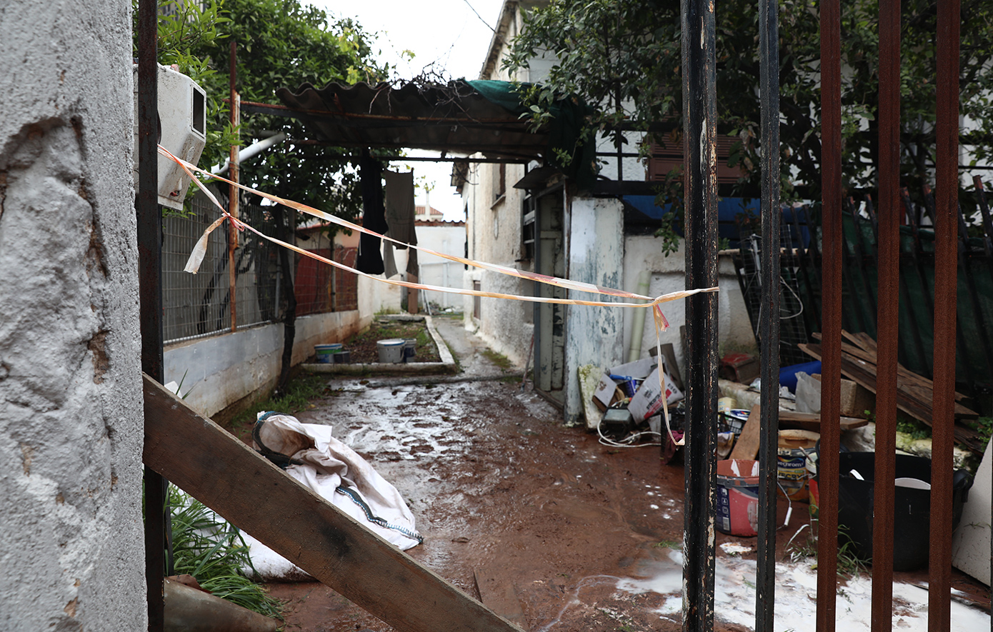 Απίστευτη εικόνα στην Καλλιτεχνούπολη: Ρεματιά έκοψε τον δρόμο στη μέση, άνοιξε «χαράδρα»