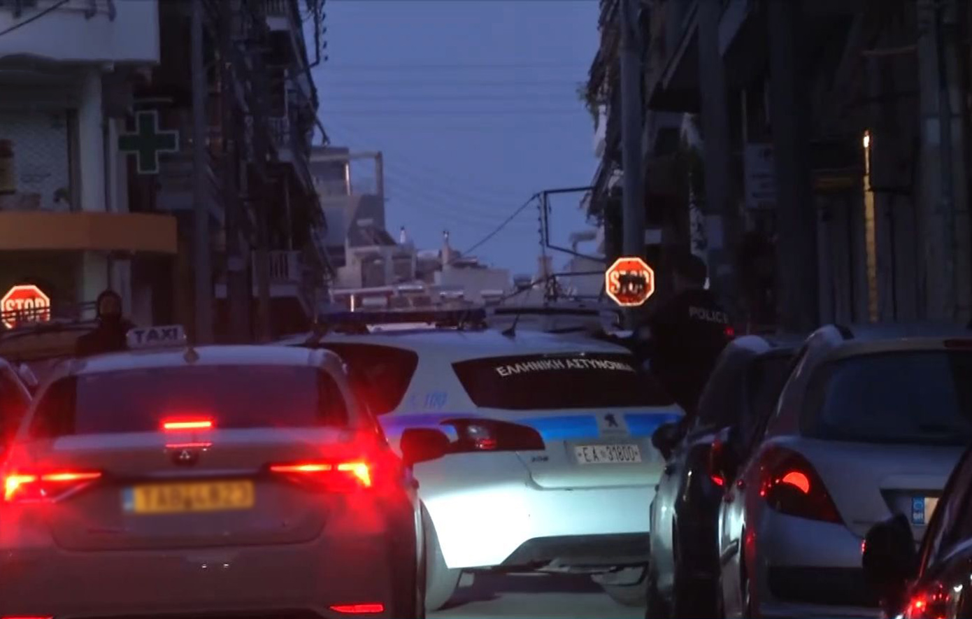 Συναγερμός στον Νέο Κόσμο για άνδρα που έχει ταμπουρωθεί στο σπίτι του – Ειδικός διαπραγματευτής προσπαθεί να τον πείσει να παραδοθεί