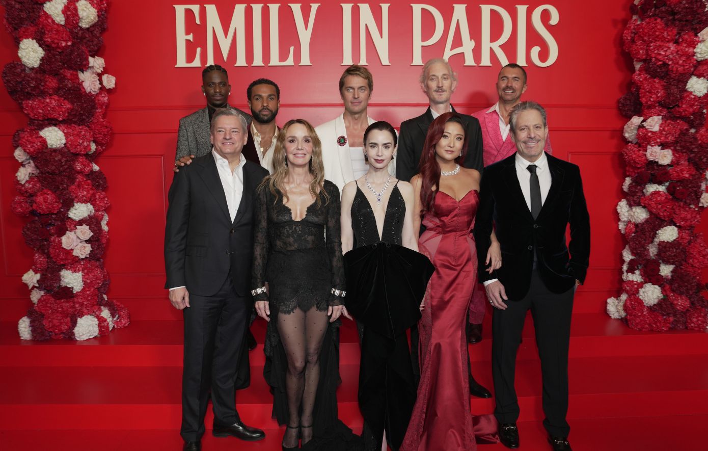 Ο Λούκας Μπράβο υπόσχεται έναν «νέο» Γκάμπριελ στην 6η σεζόν του Emily in Paris