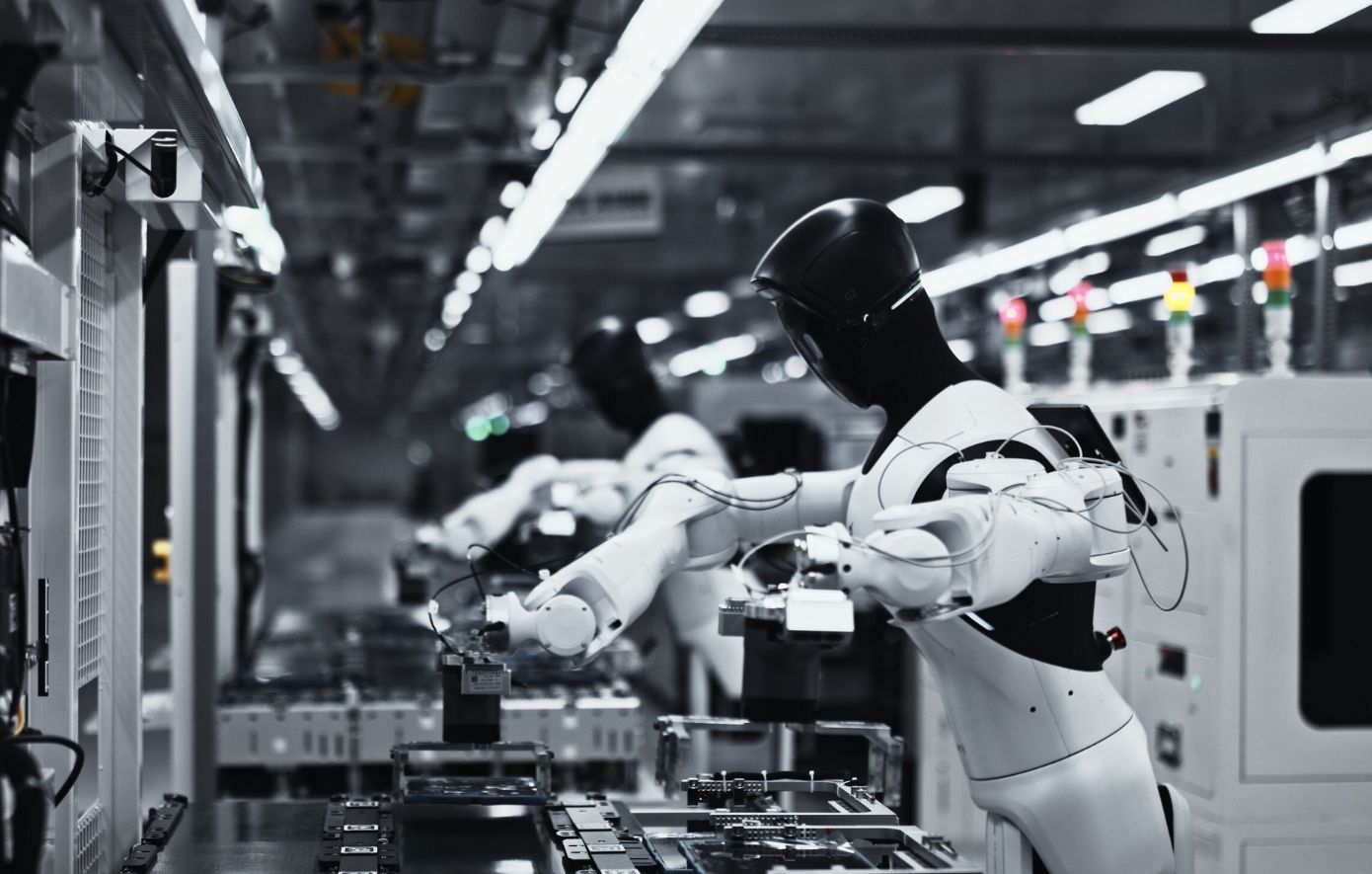 Ανθρωποειδή ρομπότ πραγματοποιούν δοκιμές σε tablet σε ενεργή γραμμή παραγωγής