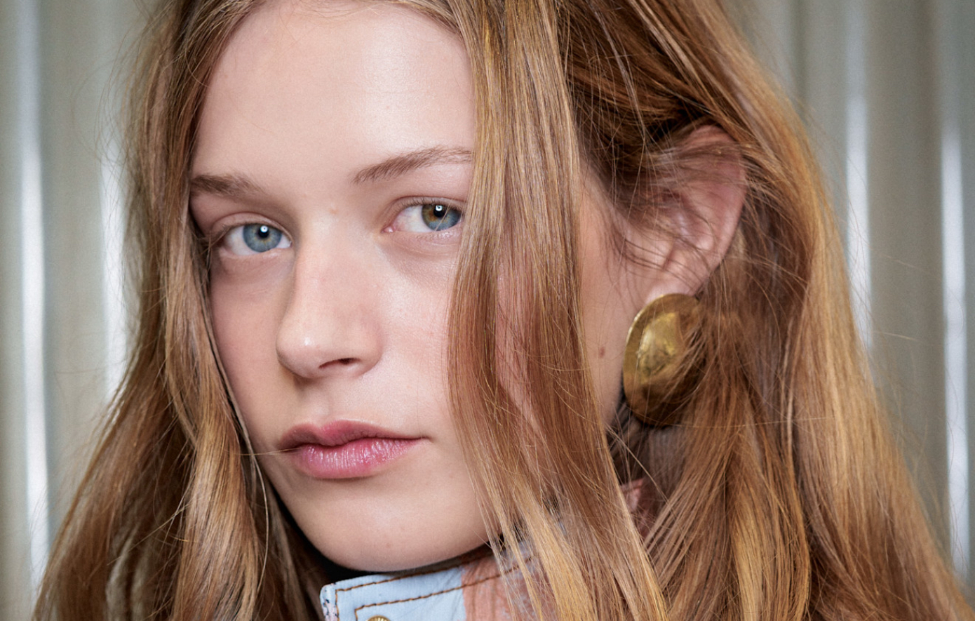 Το κραγιόν της άνοιξης 2026: επιστροφή στο κόκκινο ή κυριαρχία του nude;