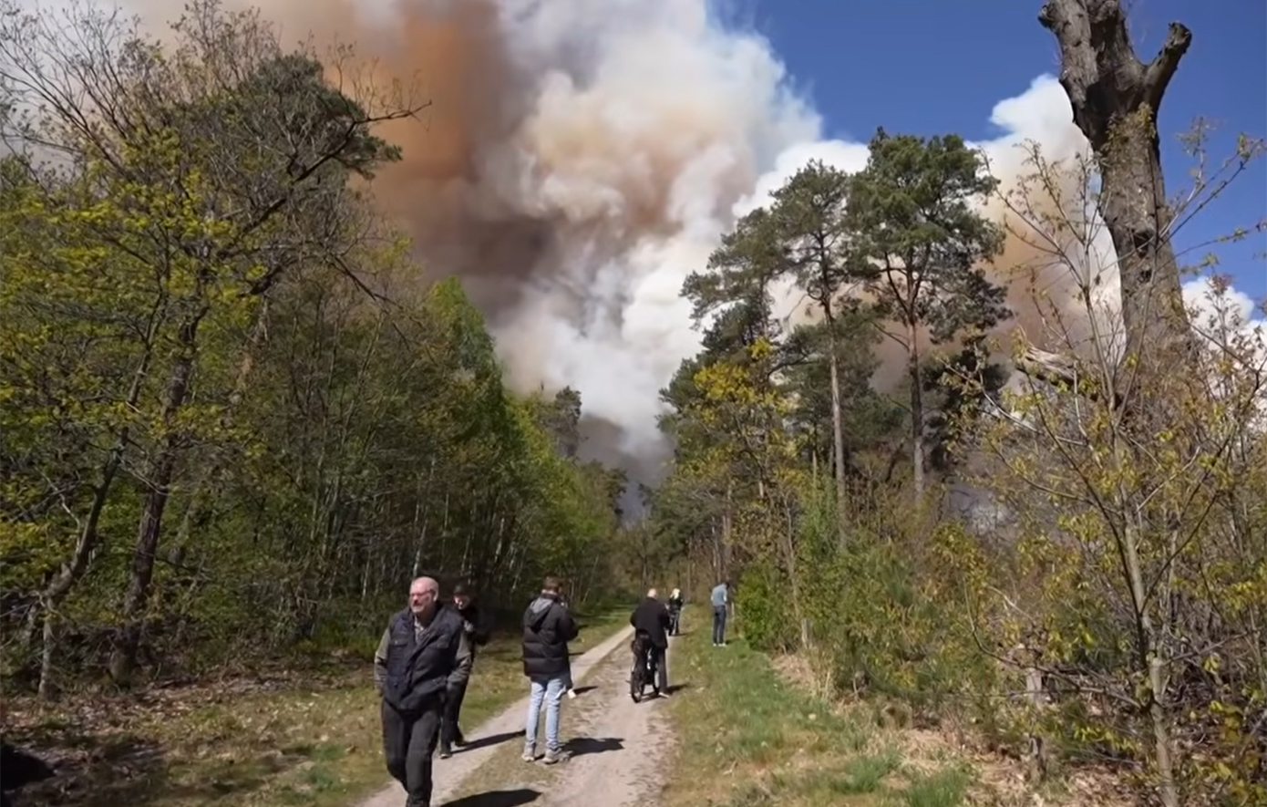 Πέντε μέτωπα φωτιάς απειλούν το ολλανδικό αεροδρόμιο Κέμπεν και στρατιωτικές εγκαταστάσεις – Οι αρχές σε συναγερμό