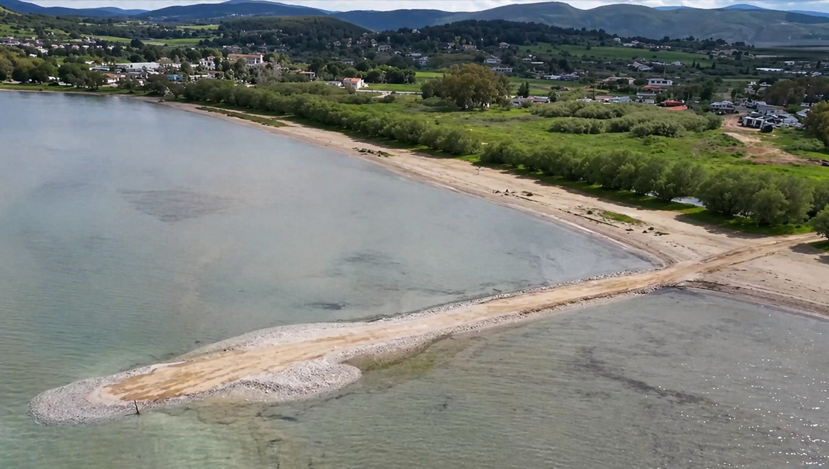 Αδιανόητη αυθαιρεσία και περιβαλλοντική καταστροφή στον Ωρωπό: Μπάζωσαν υδάτινο τμήμα περιοχής Natura και έφτιαξαν δρόμο