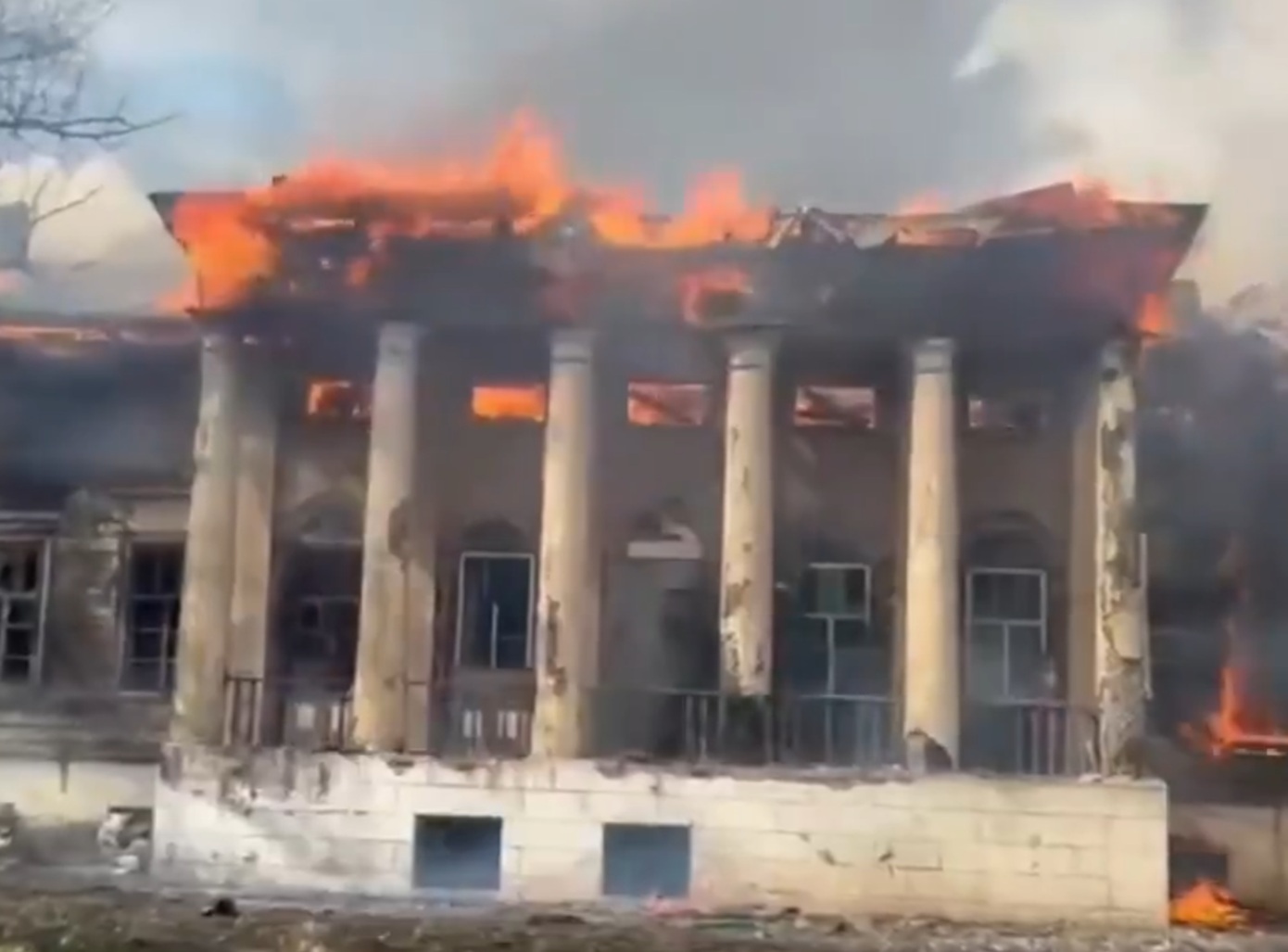 Καταστροφή ιστορικού αρχοντικού στην Ουκρανία από ρωσικούς βομβαρδισμούς – Ένας νεκρός