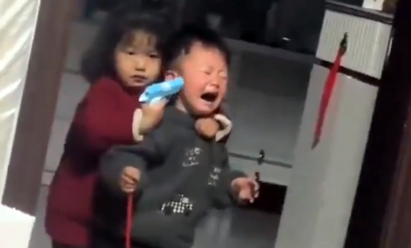 Κοριτσάκι κρατάει «όμηρο» τον αδελφό της απειλώντας τον με ένα πλαστικό πιστόλι απαιτώντας&#8230; καραμέλες