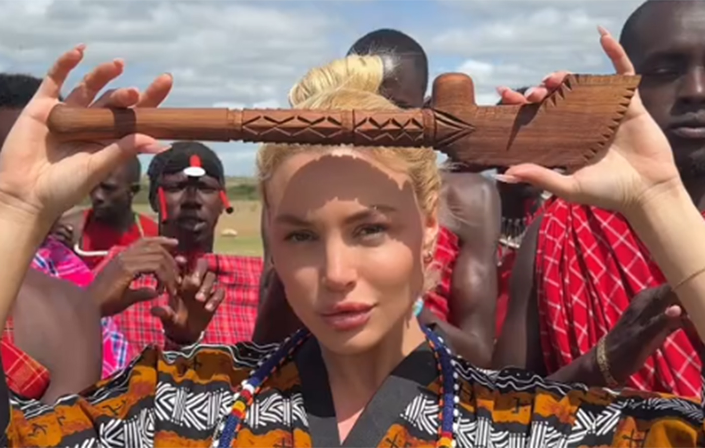 Η Αλεξάνδρα Παναγιώταρου χορεύει με τους Μασάι στην Αφρική με τραγούδι της Έλλης Κοκκίνου