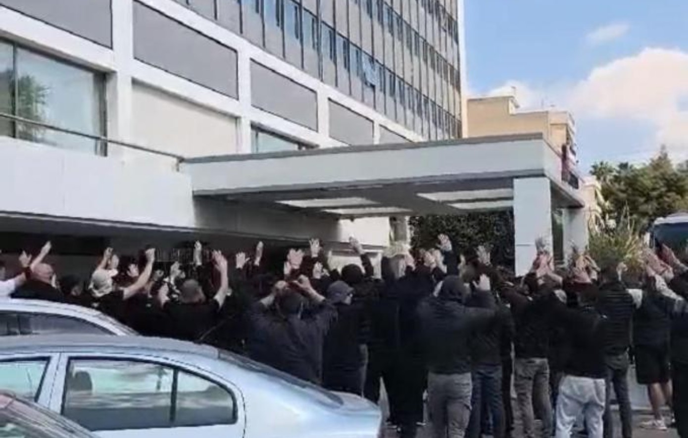 ΠΑΟΚ: Σύνθημα νίκης από τους οπαδούς πριν την αναχώρηση για Νέα Φιλαδέλφεια