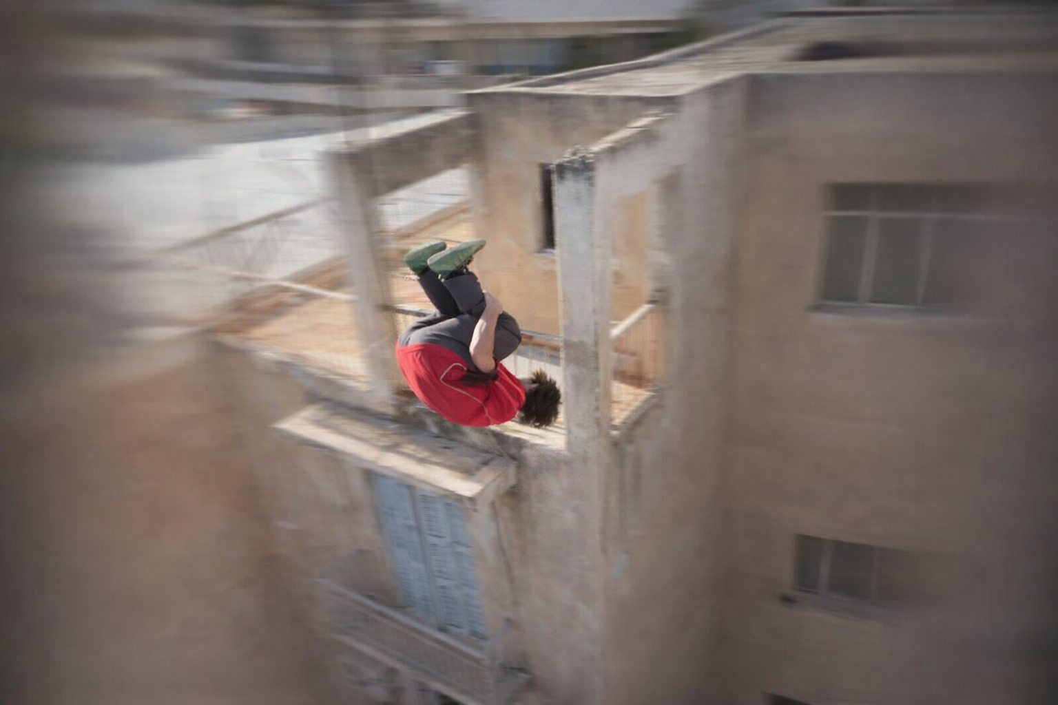 Αδρεναλίνη στο φουλ: Ο Γάλλος παρκουρίστας που «χορεύει» στις ταράτσες της Αθήνας &#8211; Δείτε video