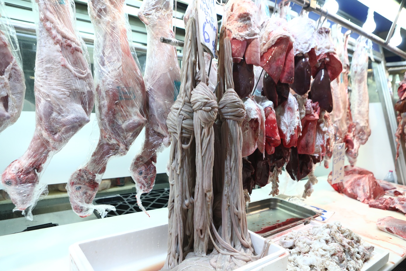 Ανοικτά τα καταστήματα την Κυριακή 05/04 &#8211; Πανάκριβο το πασχαλινό τραπέζι με «αγορά δύο ταχυτήτων»