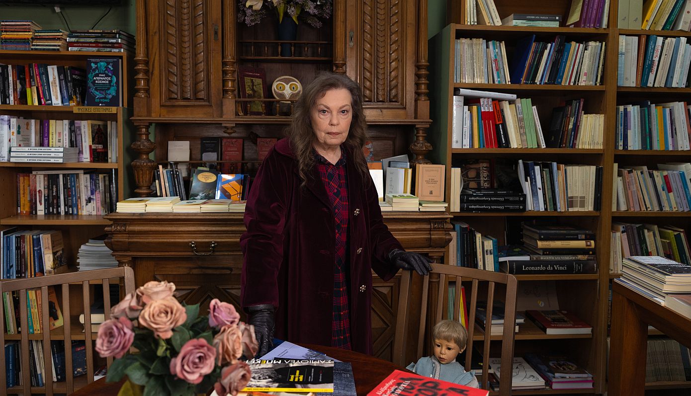 Η Ρούλα Πατεράκη αναμετριέται και πάλι με το έργο της Λούλας Αναγνωστάκη στο «Ο ουρανός κατακόκκινος»