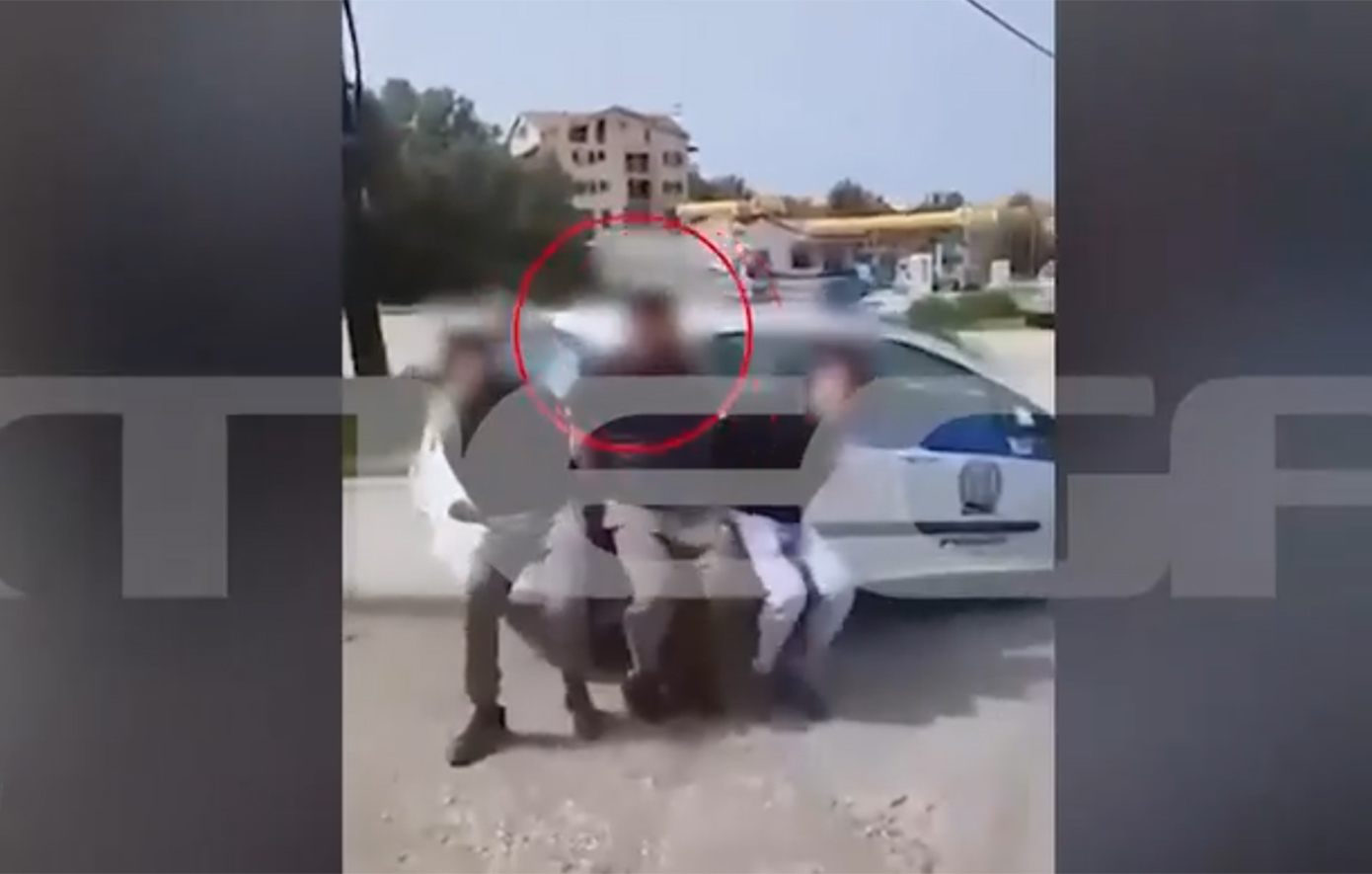 Θάνατος 19χρονης Μυρτώς στο Αργοστόλι: Η στιγμή που σηκώνει περιπολικό ο αρσιβαρίστας που συνελήφθη &#8211; Δείτε βίντεο