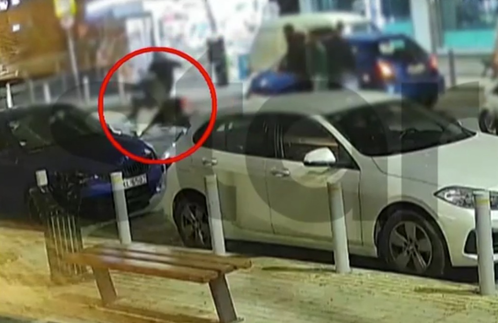 Γνωστός τράπερ επιτέθηκε σε νεαρούς προκαλώντας τρόμο στην Πετρούπολη &#8211; Βίντεο ντοκουμέντο