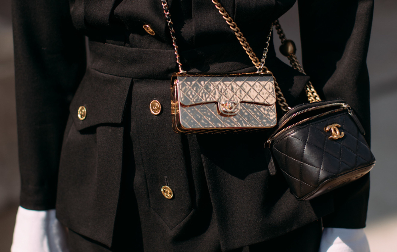 Τα mini phone bags επιστρέφουν δυναμικά – Θα πείτε ναι ή θα τα αφήσετε πίσω;