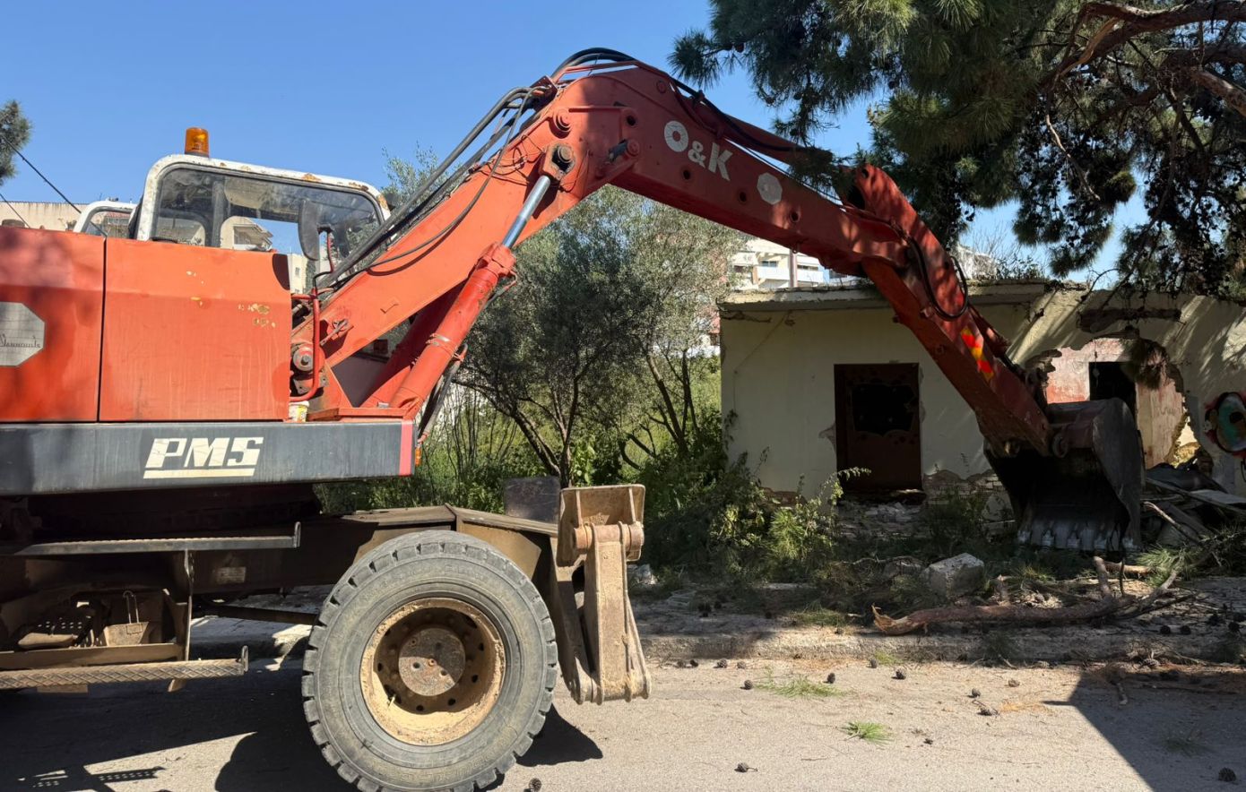 Κατεδαφίστηκαν αυθαίρετα κτίσματα στο ρέμα της Πικροδάφνης, στο Παλαιό Φάληρο