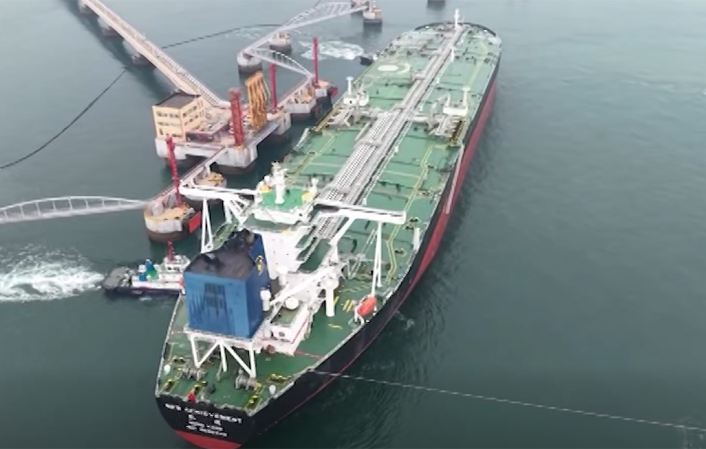 Τρία πλοία σπάνε τον αποκλεισμό Τραμπ στα Στενά του Ορμούζ: Πολεμικό κλίμα και καταγγελίες για «ανεύθυνη συμπεριφορά»