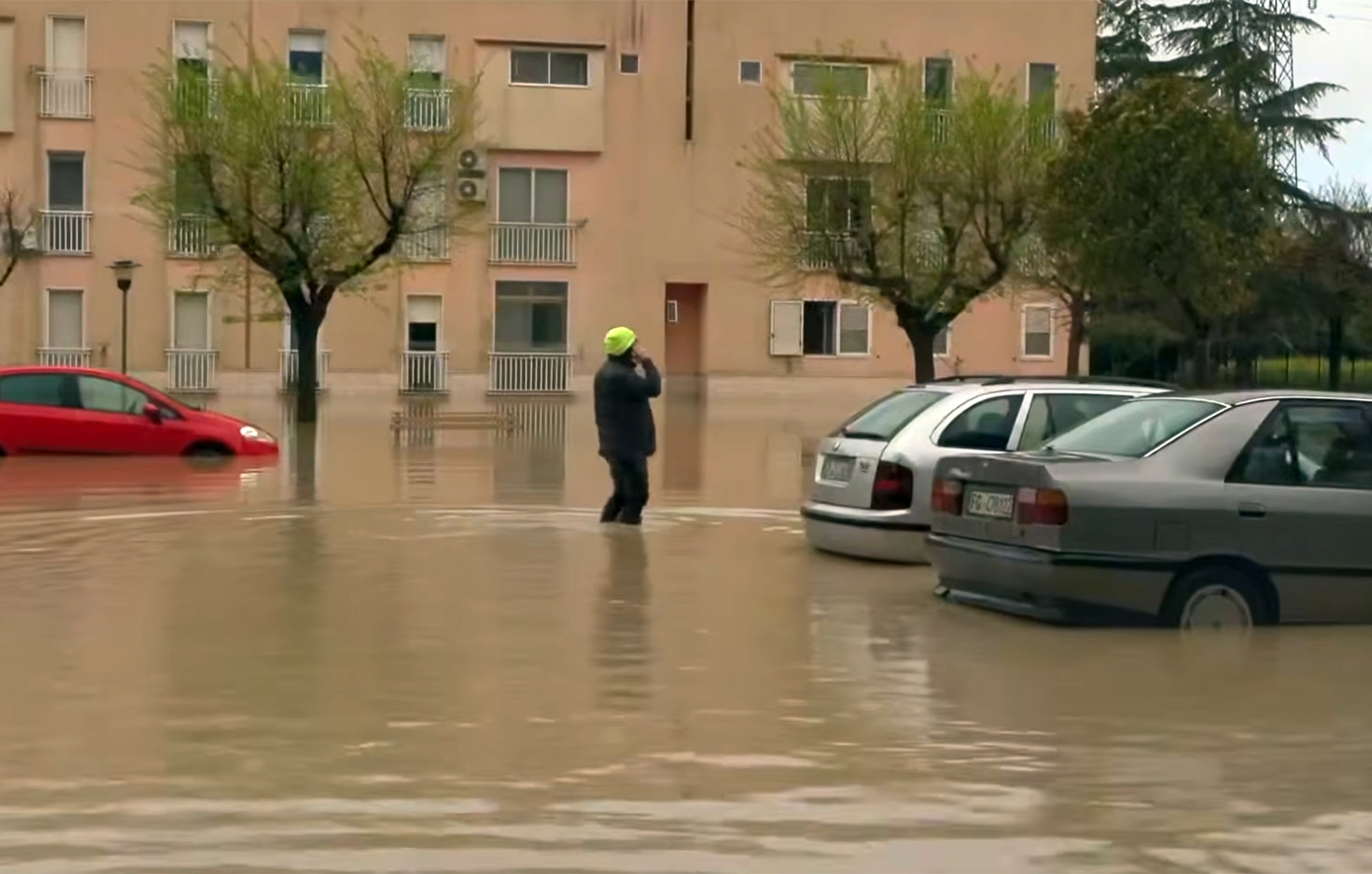 Η κακοκαιρίας Ερμίνιο πλήττει την Ιταλία &#8211; Κατέρρευσε γέφυρα