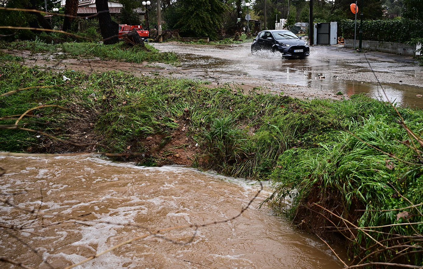 Η κακοκαιρία Erminio σφυροκοπά τη χώρα