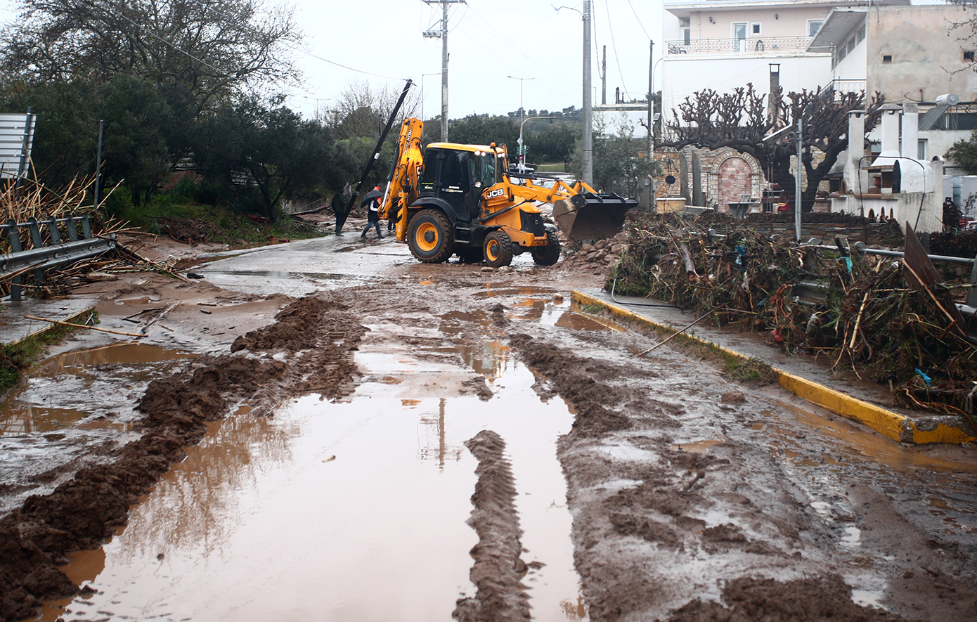 Σαρωτικό το πέρασμα της κακοκαιρίας Erminio &#8211; Πώς έγινε η τραγωδία με τον νεκρό στη Νέα Μάκρη &#8211; Ποιες περιοχές θα «χτυπηθούν» τις επόμενες ώρες