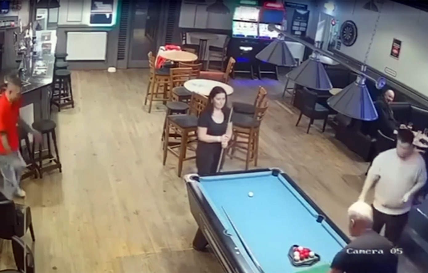 Το βίντεο με τον άνδρα που ρίχνει νοκ-άουτ έναν μεθυσμένο που άπλωσε χέρι στη γυναίκα του σε ένα μπαρ και διχάζει το διαδίκτυο