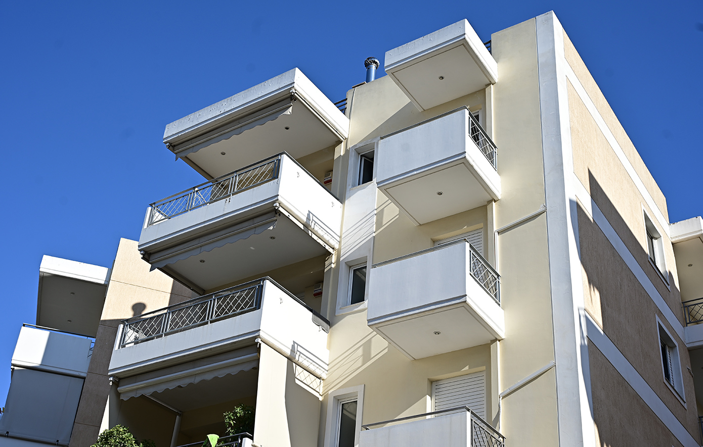 Πολλά τα αναπάντητα ερωτήματα για την 27χρονη που έπεσε δύο φορές από τον 4ο όροφο πολυκατοικίας στο Μαρούσι