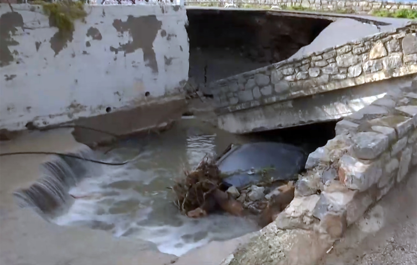 Απεγκλωβισμοί, πλημμύρες και εκτεταμένες ζημιές στον Πόρο από τη σφοδρή κακοκαιρία