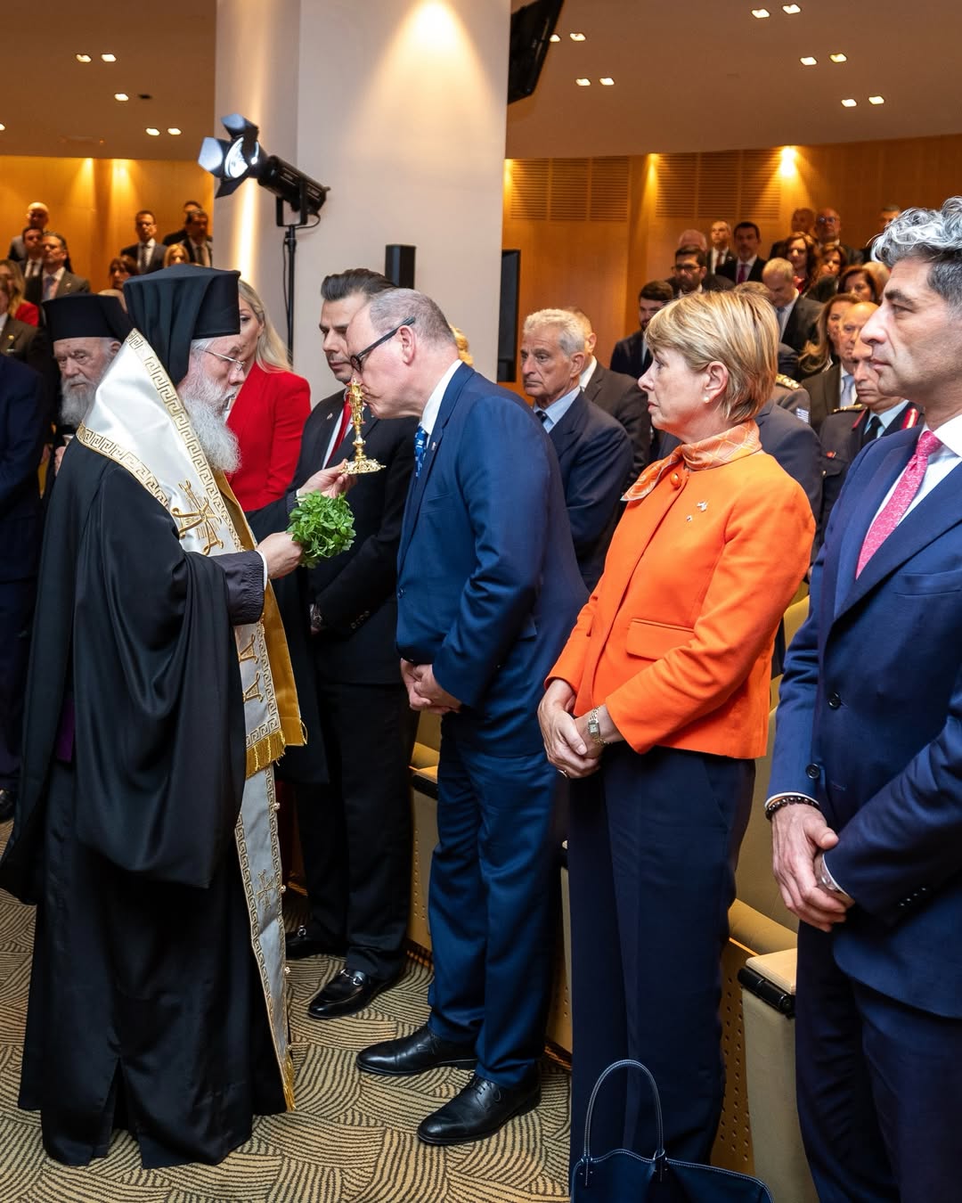 Ο Πρίγκιπας Αλβέρτος του Μονακό ασπάζεται τον ορθόδοξο σταυρό από τον Μητροπολίτη Κυρίλλο στα εγκαίνια του προξενείου στην Αθήνα