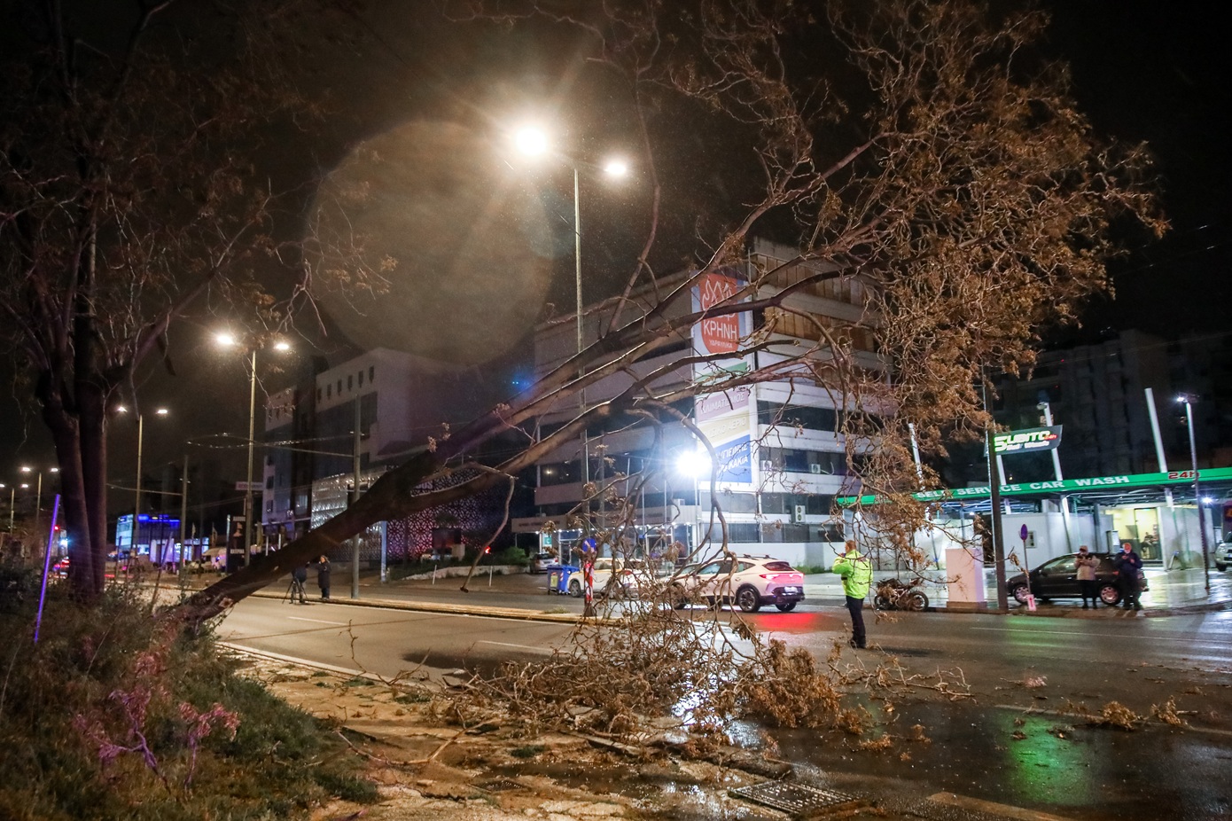 Κακοκαιρία Erminio: Πτώσεις δέντρων και διακοπές ρεύματος στην Αττική – Πλημμύρισε ο Πόρος, χτύπησε το 112 στην Ρόδο