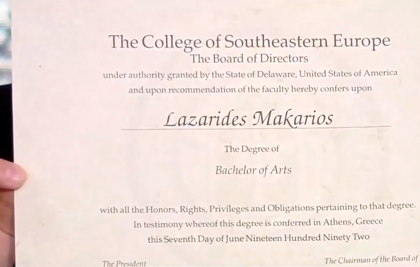 Ο Μακάριος Λαζαρίδης παρουσίασε το πτυχίο του στον τηλεοπτικό αέρα &#8211; Οι σημερινοί αυτόκλητοι επικριτές δεν θα έβγαζαν ούτε το α΄ εξάμηνο