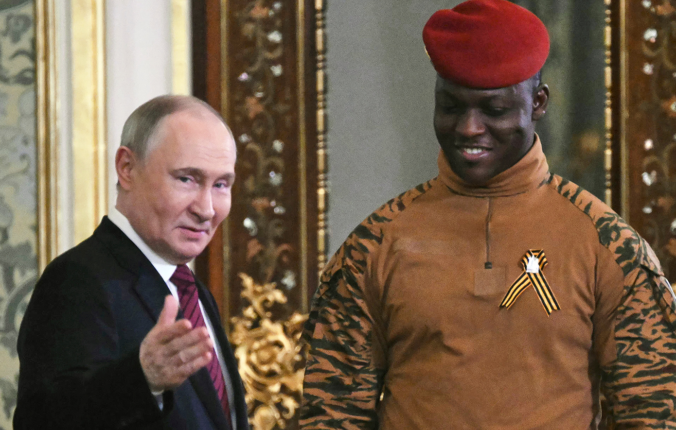 Η δημοκρατία σκοτώνει: Ο νεαρός στρατιωτικός ηγέτης της Μπουρκίνα Φάσο που ενισχύει τις σχέσεις με τη Ρωσία και την Κίνα