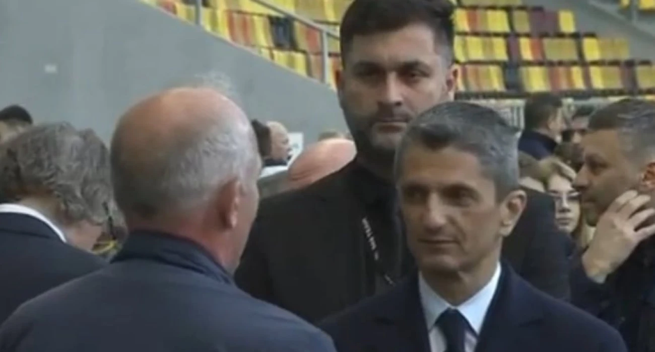 Λύγισε ο Λουτσέσκου στο τελευταίο «αντίο» – Η συγκινητική χειρονομία του σε ένα μικρό παιδί