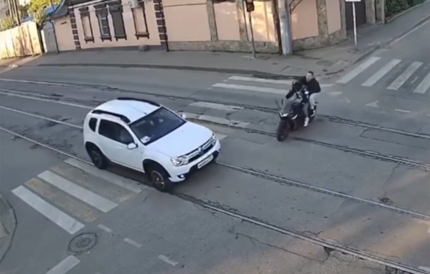 Τρομακτικό τροχαίο στη Ρωσία: Μηχανή καρφώνεται σε αυτοκίνητο &#8211; Σαν «κούκλες» εκτοξεύτηκαν στον αέρα &#8211; Δείτε το βίντεο