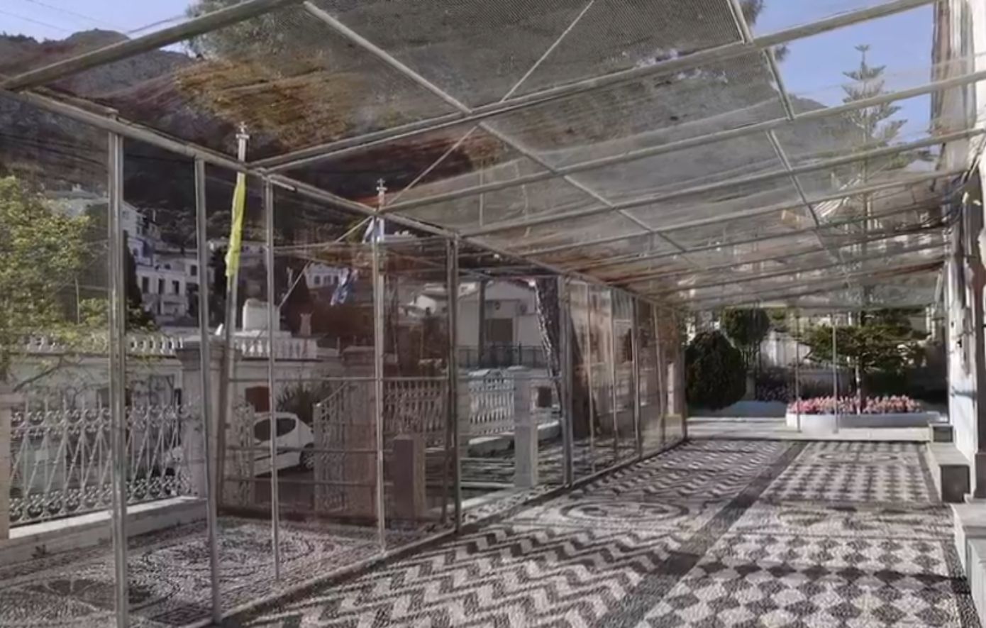 Ολοκληρώθηκε η τοποθέτηση συρματοπλεγμάτων στη Χίο για το έθιμο του «ρουκετοπόλεμου» &#8211; Καλύφθηκαν οι εκκλησίες και τα τριγύρω σπίτια