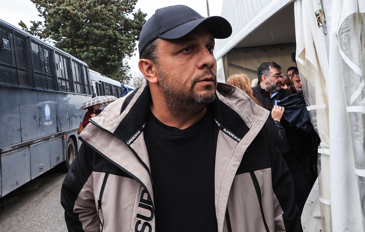 Σε αναπηρικό καροτσάκι βγήκε από το δικαστήριο ο Πάνος Ρούτσι, αποχώρησε με ασθενοφόρο &#8211; «Ασκήθηκε βία εναντίον γονιών» καταγγέλλει η Κωνσταντοπούλου