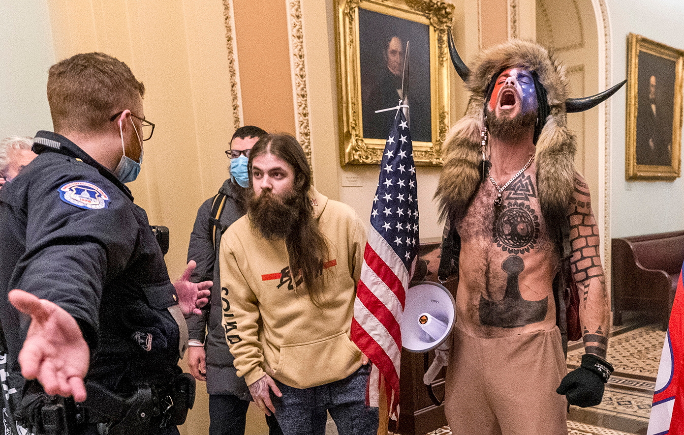 Ο «Σαμάνος του QAnon» πλέον αποκαλεί «ψεύτη» τον Τραμπ &#8211; Η φυλακή μετά την εισβολή στο Καπιτώλιο και το νόμισμα των 40 τρισ. δολαρίων