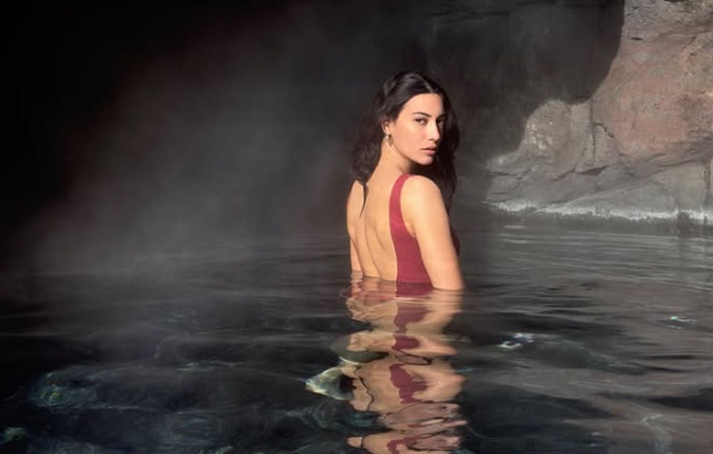 Ευγενία Σαμαρά: Με κόκκινο μαγιό στην παγωμένη Ισλανδία &#8211; Δείτε φωτογραφίες και βίντεο