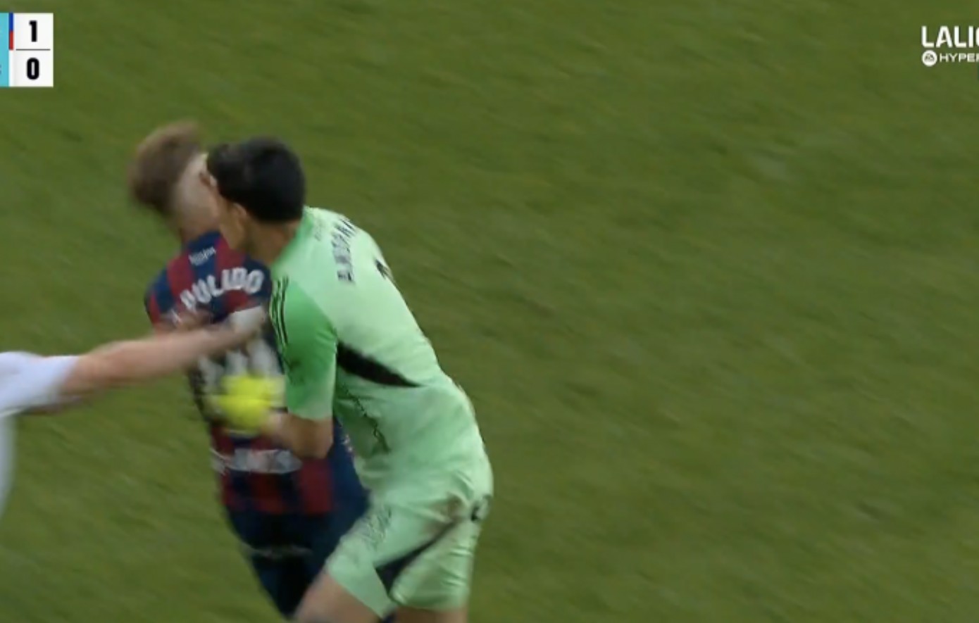 Χαμός στο Ουέσκα &#8211; Σαραγόσα: Τρομερή γροθιά του τερματοφύλακα σε αντίπαλο