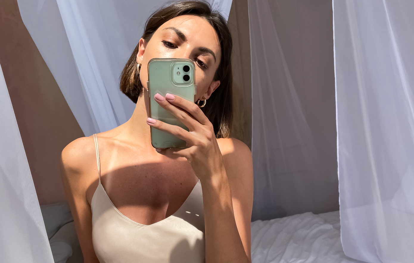 Self Tan το καλοκαίρι: Τα 5 λάθη που κάνουν σημάδια και πώς να τα αποφύγετε για τέλειο αποτέλεσμα