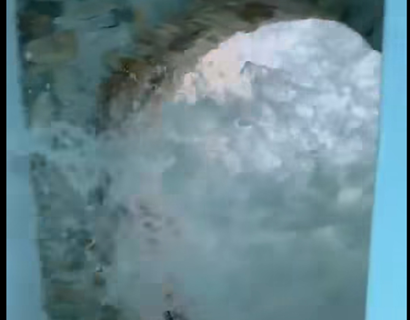 Η στιγμή που κύματα «εισβάλουν» μέσα σε σπίτι στη Σίκινο &#8211; Δείτε το βίντεο