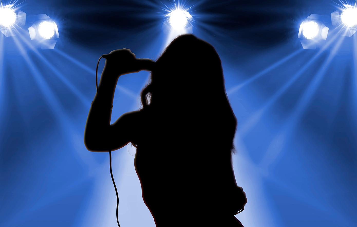 Καθαρίστρια καταγγέλλει για εξαπάτηση γιο πασίγνωστης τραγουδίστριας &#8211; Πώς βρέθηκε με χρέη εκατομμυρίων