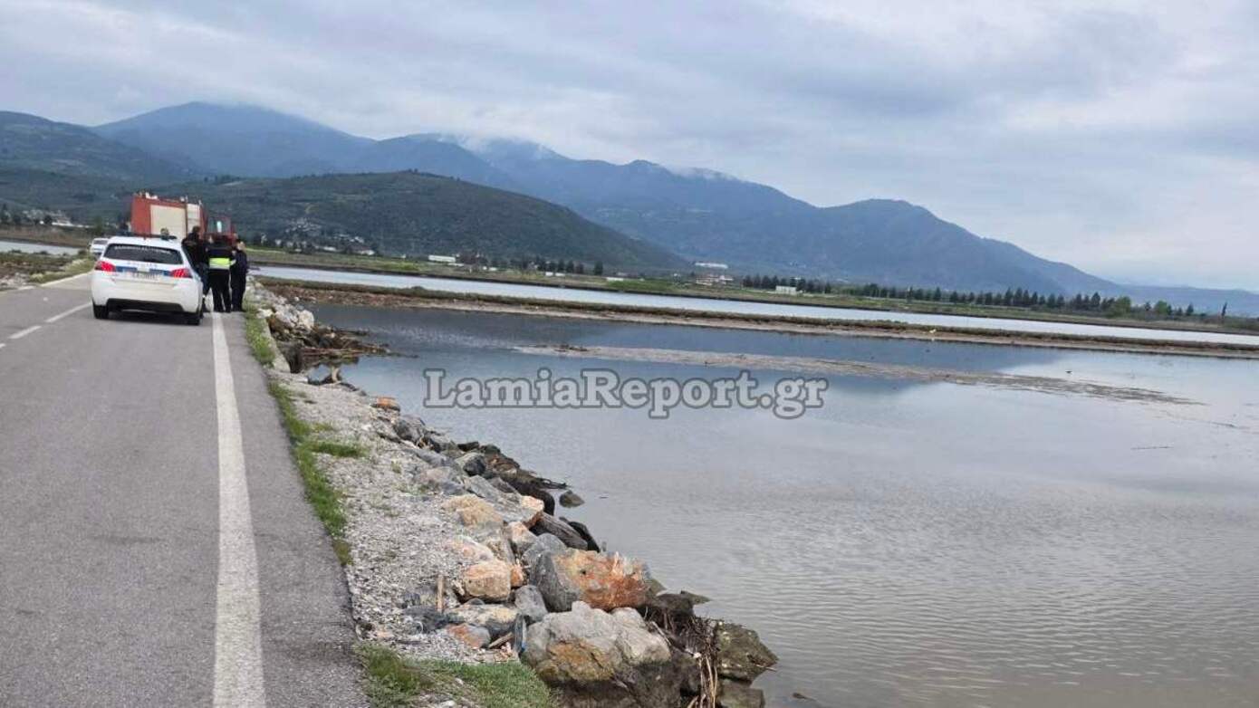 Θρίλερ στην παραλία της Αταλάντης: Εντοπίστηκε αυτοκίνητο στη θάλασσα &#8211; Έρευνες για το εάν υπάρχει εγκλωβισμένο άτομο