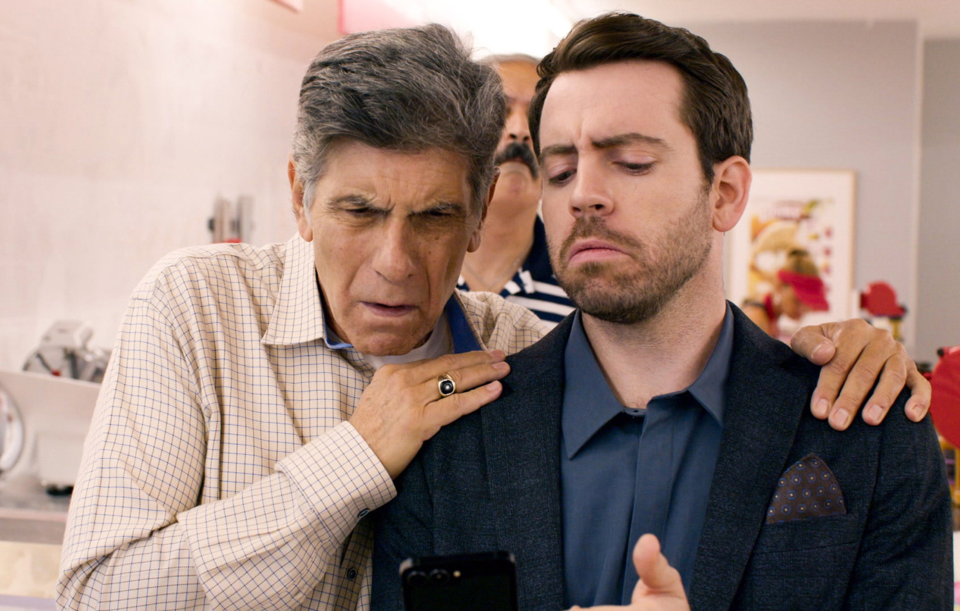 «Σούπερ Ήρωες»: Ο Σπύρος παρατηρεί ότι για πρώτη φορά ο Ζαχαρίας δεν έχει το μυαλό του στη δουλειά