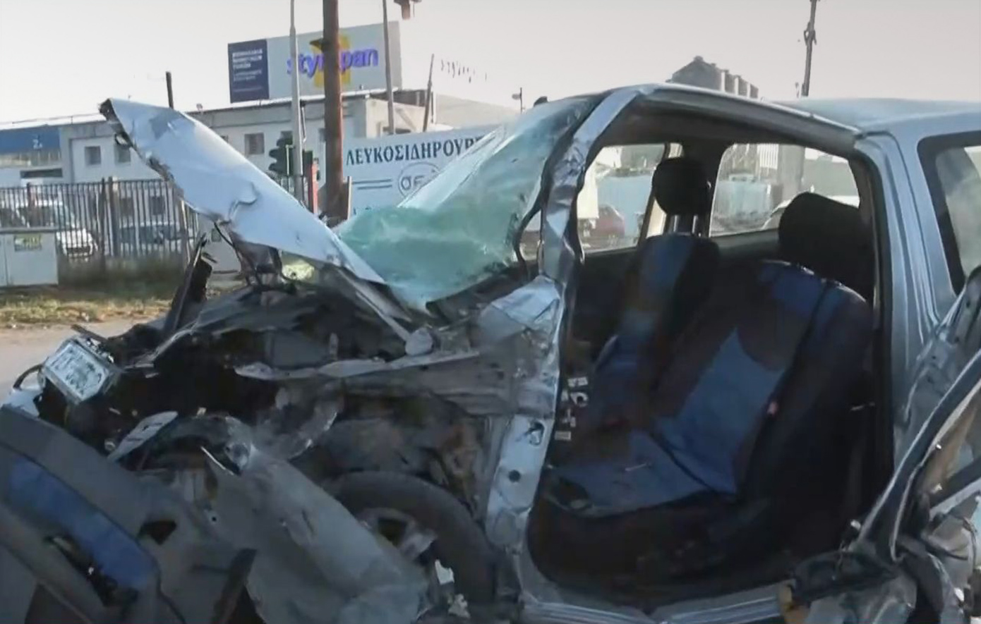 Σφοδρή σύγκρουση φορτηγού με ΙΧ στη Θεσσαλονίκη &#8211; Εγκλωβίστηκε γυναίκα οδηγός