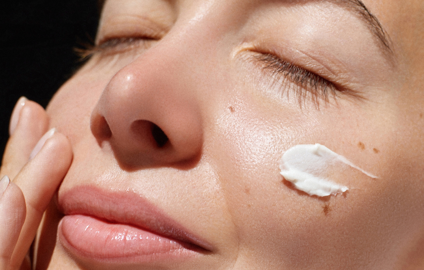 Καλοκαιρινή επιδερμίδα: Τα συστατικά που θέλουν προσοχή (και αυτά που δεν πρέπει να φοβάστε)