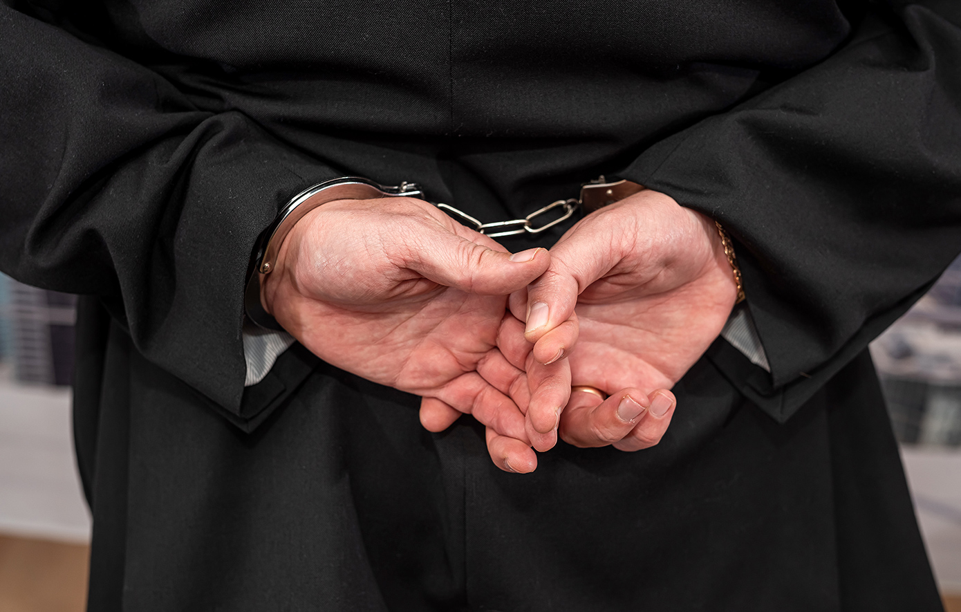 Ηράκλειο: Ιερέας συνελήφθη λίγο πριν το «Χριστός Ανέστη» &#8211; Τον κατήγγειλε η παπαδιά: «Κλέβει αυγά από τις κότες»