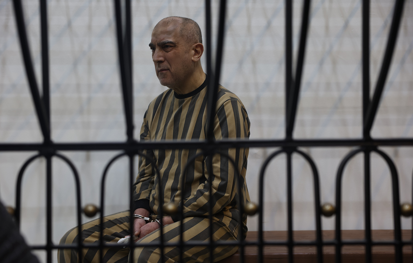 Μέσα σε κλουβί δικάζουν τον «Χασάπη» της Συρίας &#8211; Ξάδερφος του Άσαντ, βασάνιζε και σκότωνε παιδιά