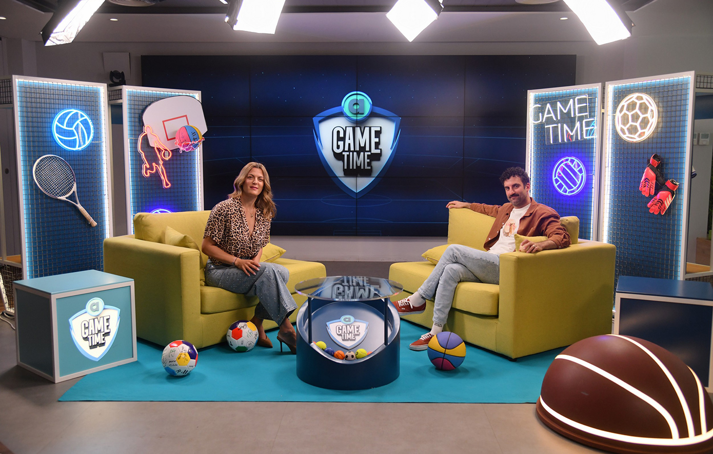 Ο Τάσος Δέδες στο Allwyn Game Time περιγράφει αγώνα της ΑΕΚ και υποδύεται τον Θανάση Βέγγο