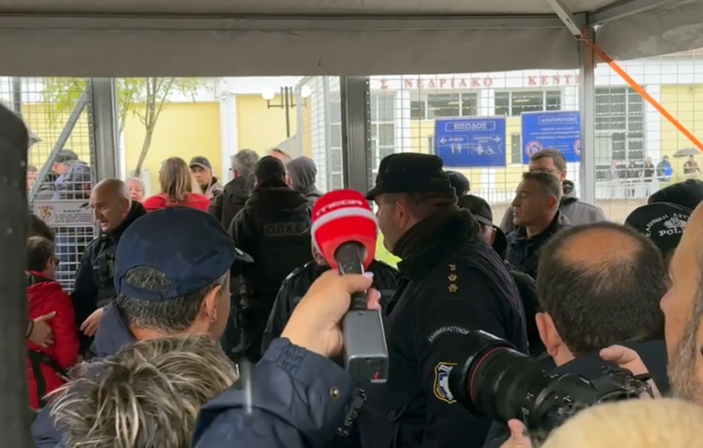 Αμείωτη η ένταση στην είσοδο για τη δίκη των Τεμπών με συγγενείς θυμάτων που ζητούν να μπουν &#8211; «Έχασα την κόρη μου στο τρένο, στα κιτάπια με έχετε;»