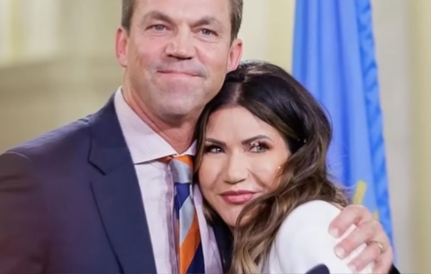 Το απόλυτο σκάνδαλο: Ο σύζυγος πρώην υπουργού του Τραμπ φορούσε ψεύτικα στήθη και ξεσάλωνε στο διαδίκτυο