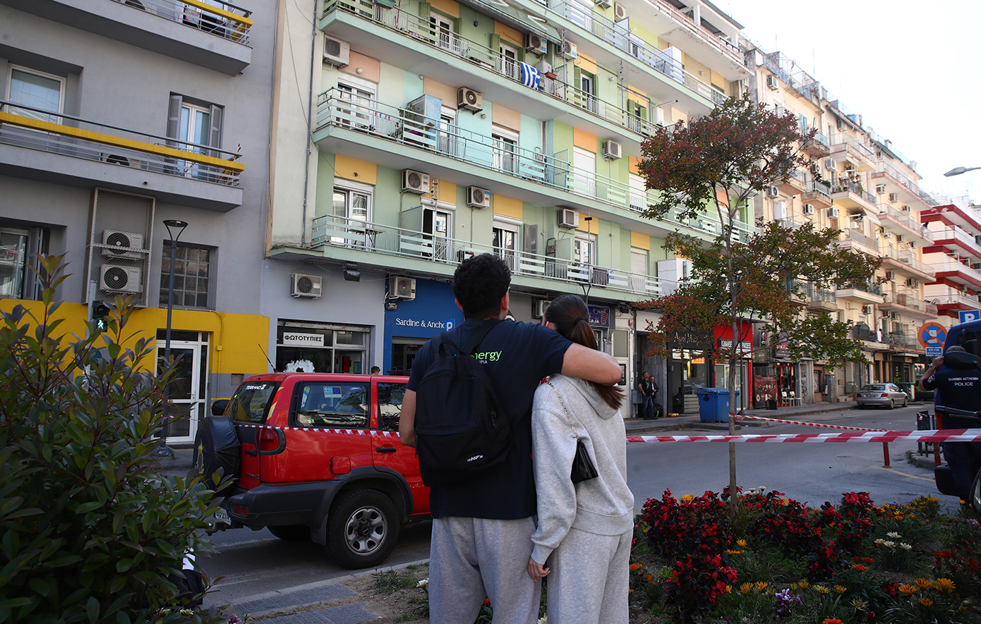 Θεσσαλονίκη: 20χρονος άνδρας πετάει αντικείμενα από μπαλκόνι