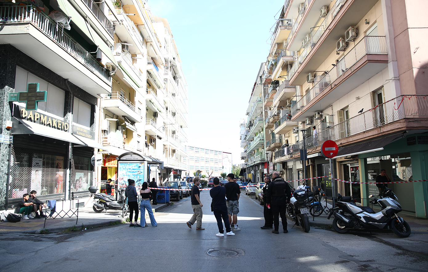 Θεσσαλονίκη: 20χρονος άνδρας πετάει αντικείμενα από μπαλκόνι